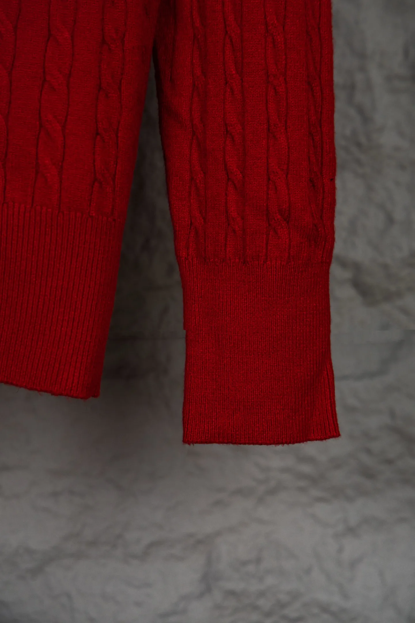 P190 Ralph Lauren Classic Round Neck Solid Color Pony Embroidered Logo Knitted Cardigan Long Sleeve Ralph Lauren Classic Basic Versatile Twist Knitted Cardigan Long Sleeve Main supply platform live broadcast Wholesale entity Replenish when out of stock Not removed from the shelves Quality 1:1 patterning Complete three standards Correct version of pony logo Imported quality cotton yarn Focus on high-end Cost-effective Good quality Needless to say Zhao Lusi's same style is really amazing, so sweet I'm so beautiful. This cardigan is really good-looking. It's simple and easy to wear. It's a must-have for goddess ootd. Good-looking clothes are never picky. A must-have in the wardrobe of goddesses. Size: S-XL. Color: black, apricot, gray, navy, red, white.